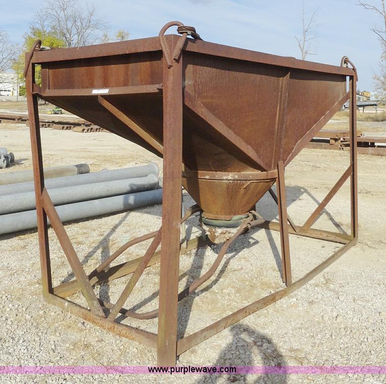 Portable concrete mixing box in Chanute, KS Item G9121 sold Purple Wave