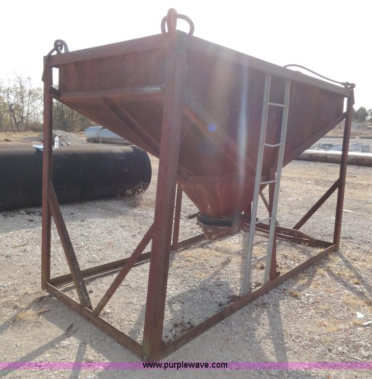Portable concrete mixing box in Chanute, KS Item G9121 sold Purple Wave