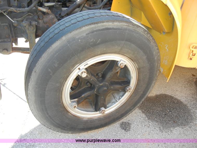 image for item A3359 1993 International 3700 school bus