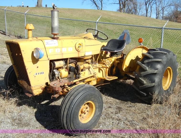 image for item A3361 1976 Ford 4110 tractor