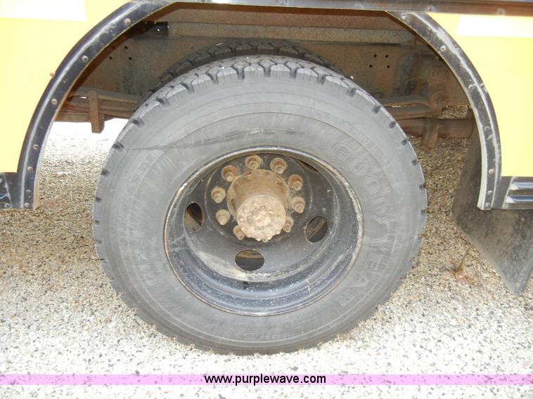 image for item A3375 1996 Chevrolet Bluebird B7 school bus