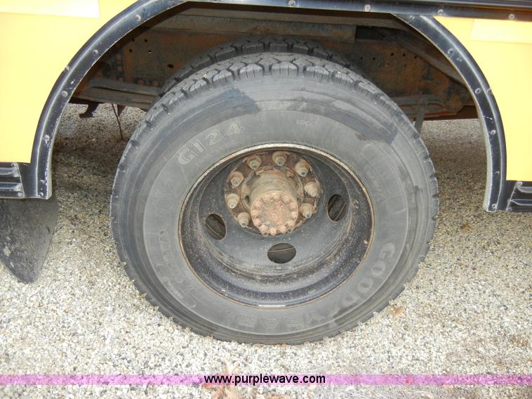 image for item A3375 1996 Chevrolet Bluebird B7 school bus