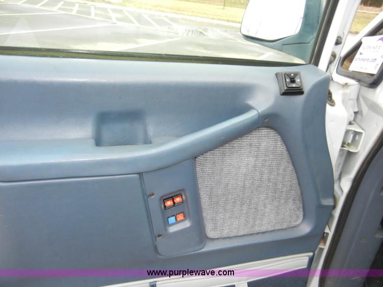 image for item A3380 1995 Ford Aerostar XLT mini van
