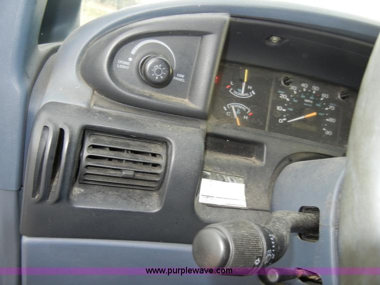 image for item A3380 1995 Ford Aerostar XLT mini van