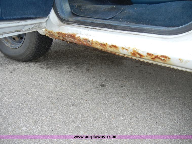 image for item A3380 1995 Ford Aerostar XLT mini van