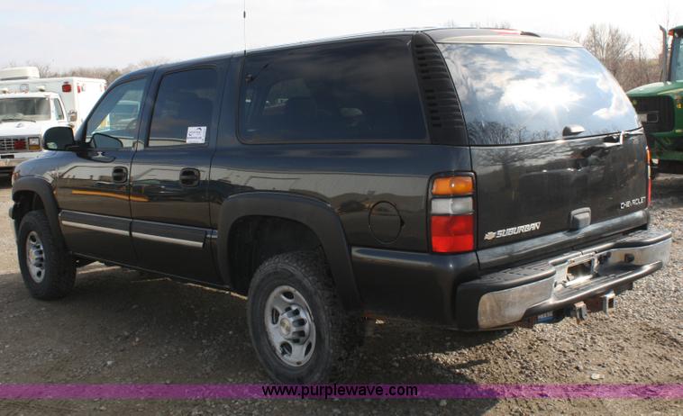 image for item A6608 2005 Chevrolet Suburban 2500 SUV