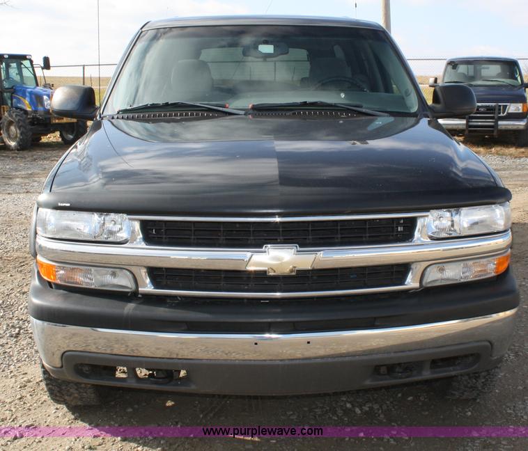 image for item A6608 2005 Chevrolet Suburban 2500 SUV