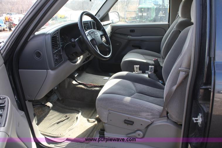 image for item A6608 2005 Chevrolet Suburban 2500 SUV