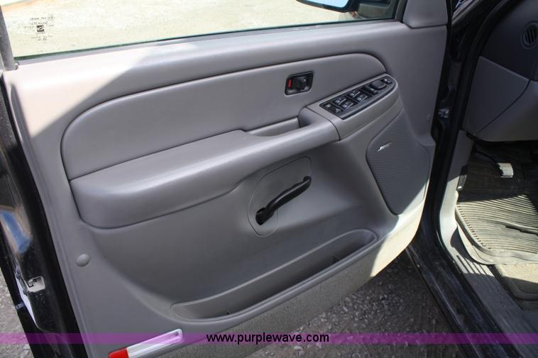 image for item A6608 2005 Chevrolet Suburban 2500 SUV