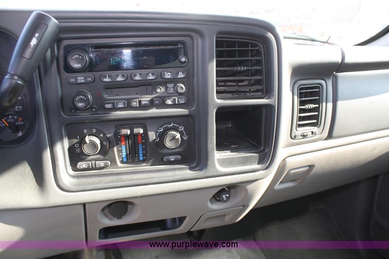 image for item A6608 2005 Chevrolet Suburban 2500 SUV