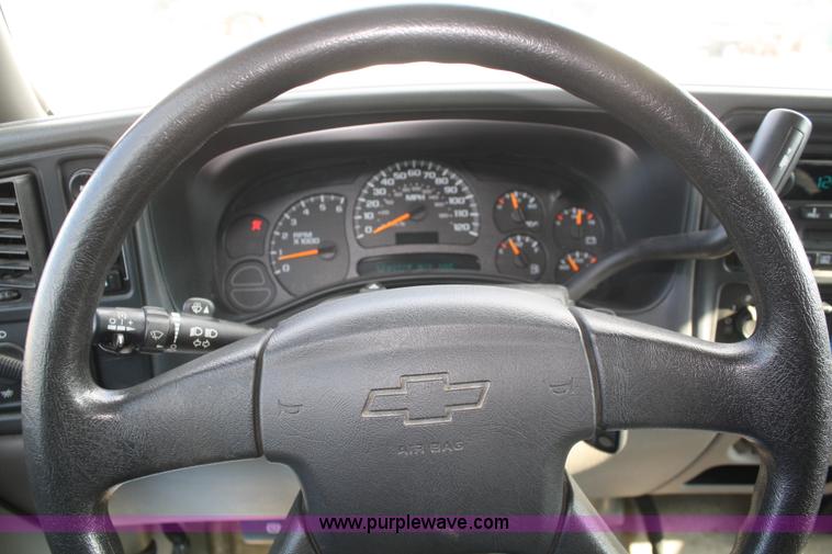 image for item A6608 2005 Chevrolet Suburban 2500 SUV