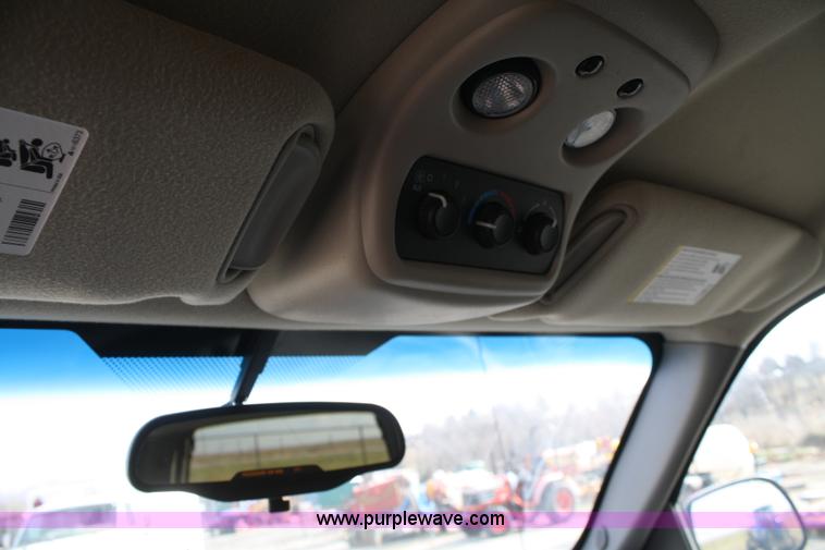 image for item A6608 2005 Chevrolet Suburban 2500 SUV