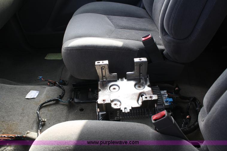 image for item A6608 2005 Chevrolet Suburban 2500 SUV