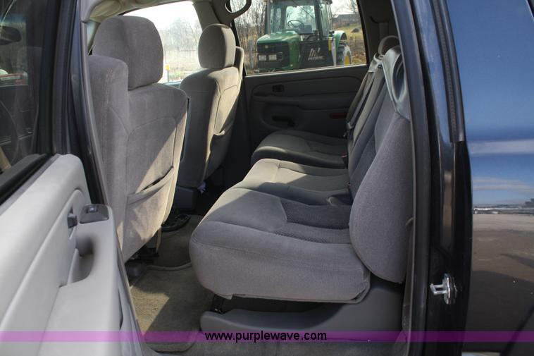 image for item A6608 2005 Chevrolet Suburban 2500 SUV