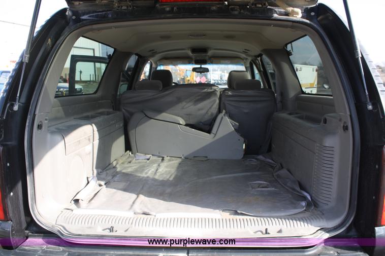 image for item A6608 2005 Chevrolet Suburban 2500 SUV