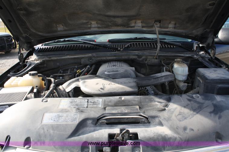 image for item A6608 2005 Chevrolet Suburban 2500 SUV