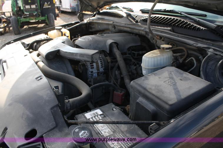 image for item A6608 2005 Chevrolet Suburban 2500 SUV