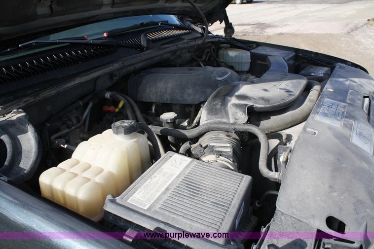 image for item A6608 2005 Chevrolet Suburban 2500 SUV