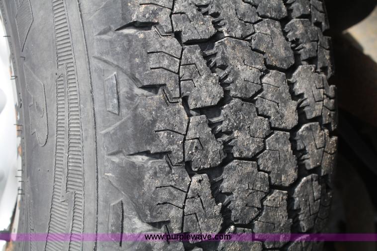 image for item A6608 2005 Chevrolet Suburban 2500 SUV