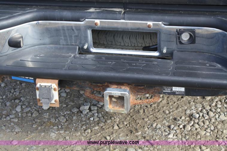 image for item A6608 2005 Chevrolet Suburban 2500 SUV