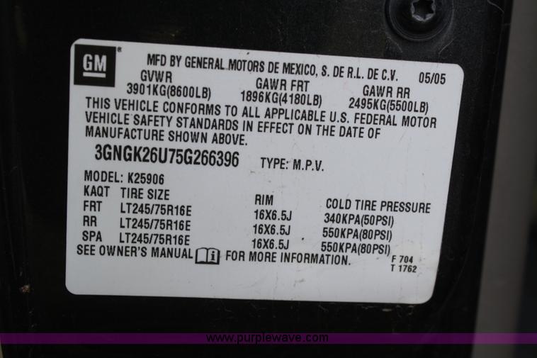 image for item A6608 2005 Chevrolet Suburban 2500 SUV