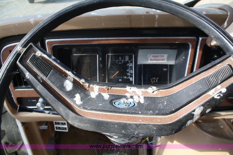 image for item A6609 1985 Ford E350 ambulance