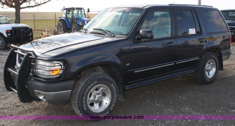 image for item A6611 2000 Ford Explorer XLT SUV