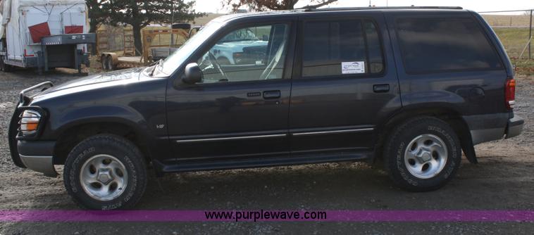 image for item A6611 2000 Ford Explorer XLT SUV