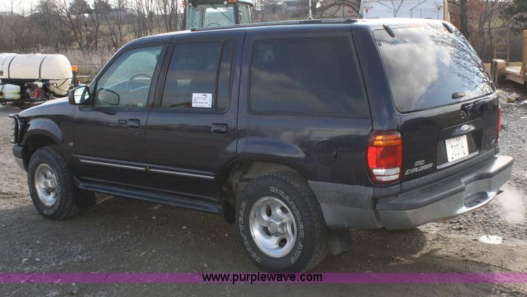 image for item A6611 2000 Ford Explorer XLT SUV