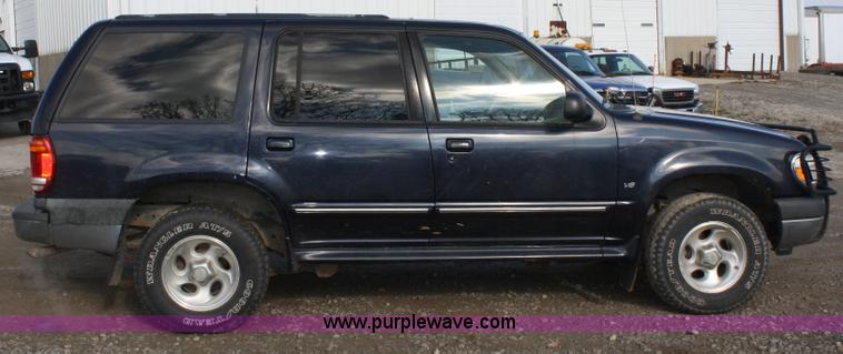 image for item A6611 2000 Ford Explorer XLT SUV