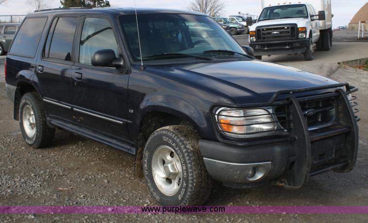 image for item A6611 2000 Ford Explorer XLT SUV