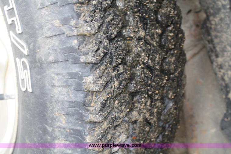 image for item A6611 2000 Ford Explorer XLT SUV