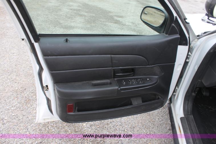 image for item B8720 2006 Ford Crown Victoria Police Interceptor