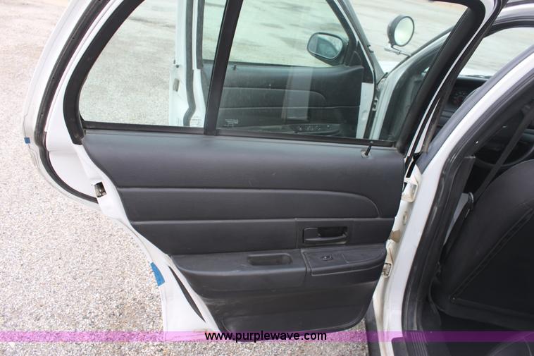 image for item B8720 2006 Ford Crown Victoria Police Interceptor