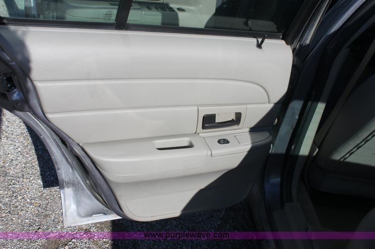 image for item B8723 2006 Ford Crown Victoria Police Interceptor