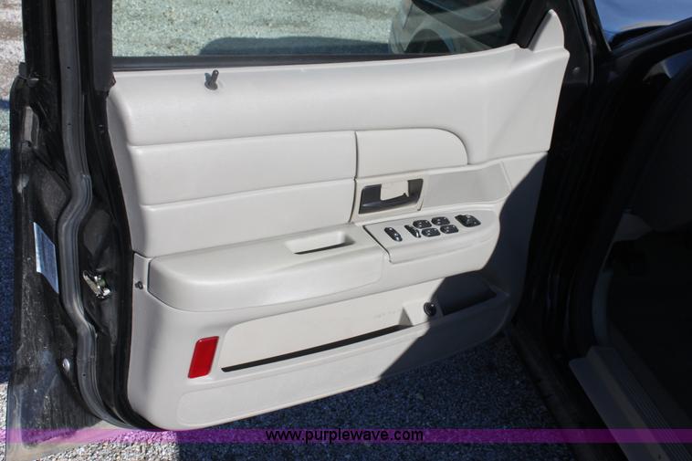 image for item B8724 2006 Ford Crown Victoria Police Interceptor