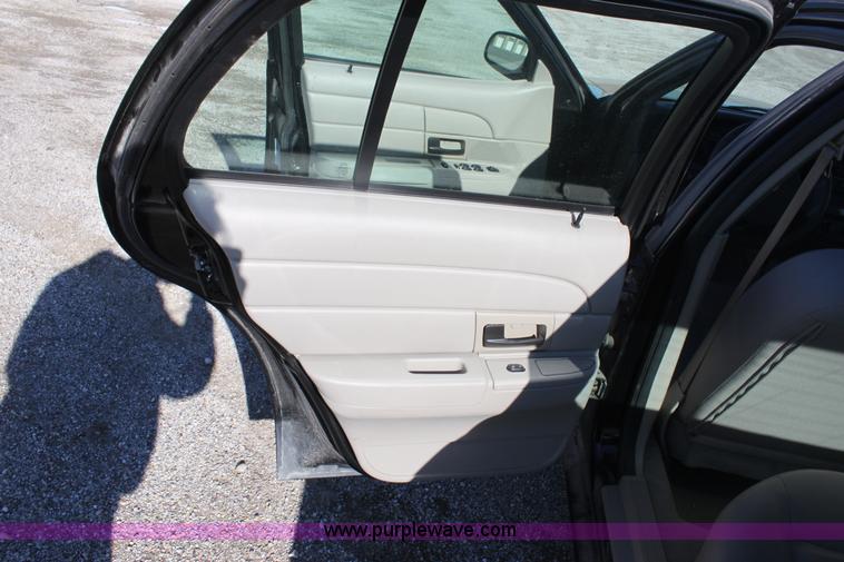 image for item B8724 2006 Ford Crown Victoria Police Interceptor