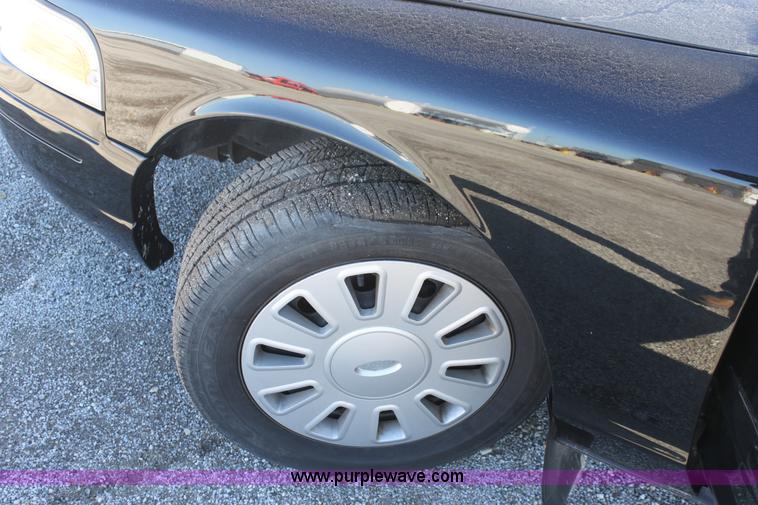 image for item B8724 2006 Ford Crown Victoria Police Interceptor