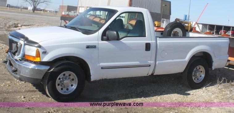image for item B8726 2000 Ford F250 XLT Super Duty pickup truck