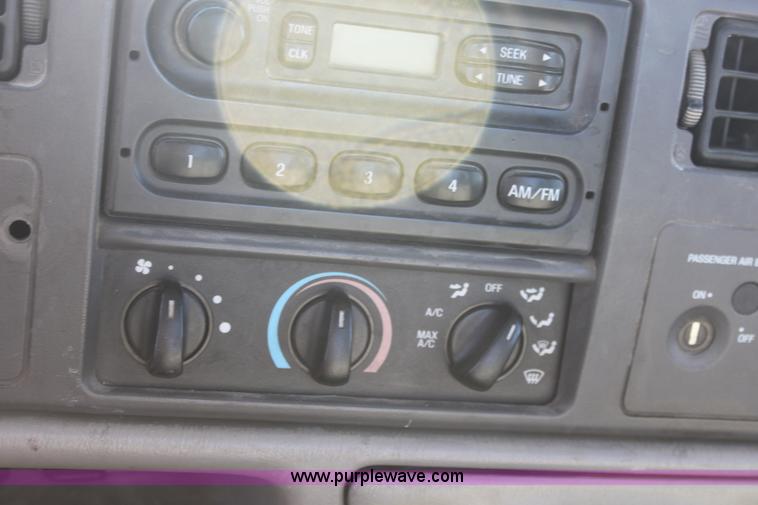 image for item B8726 2000 Ford F250 XLT Super Duty pickup truck