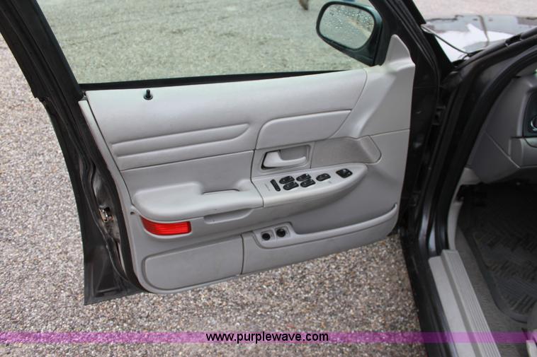 image for item B8767 2002 Ford Crown Victoria Police Interceptor
