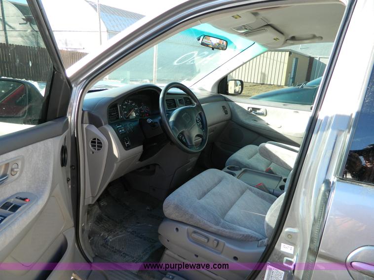 image for item D8677 2000 Honda Odyssey EX mini van