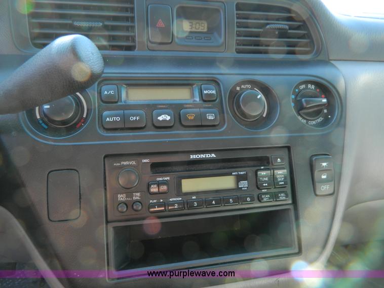 image for item D8677 2000 Honda Odyssey EX mini van