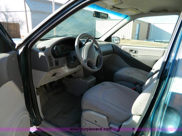 image for item D8682 1998 Nissan Quest mini van