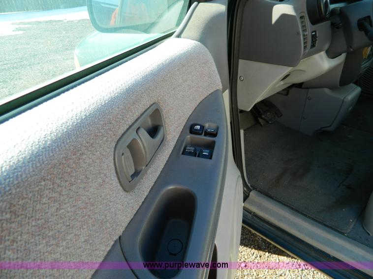 image for item D8682 1998 Nissan Quest mini van