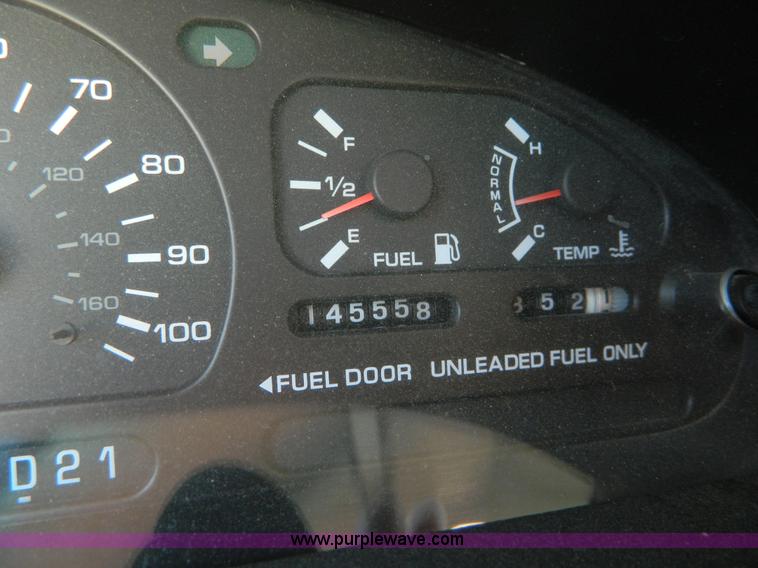 image for item D8682 1998 Nissan Quest mini van