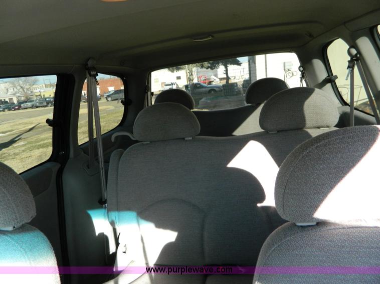 image for item D8682 1998 Nissan Quest mini van