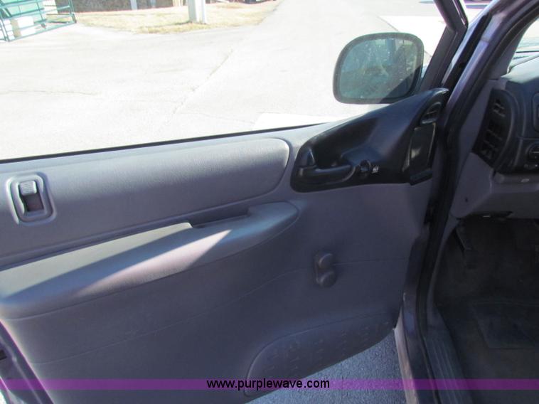 image for item D9171 1998 Plymouth Grand Voyager mini van