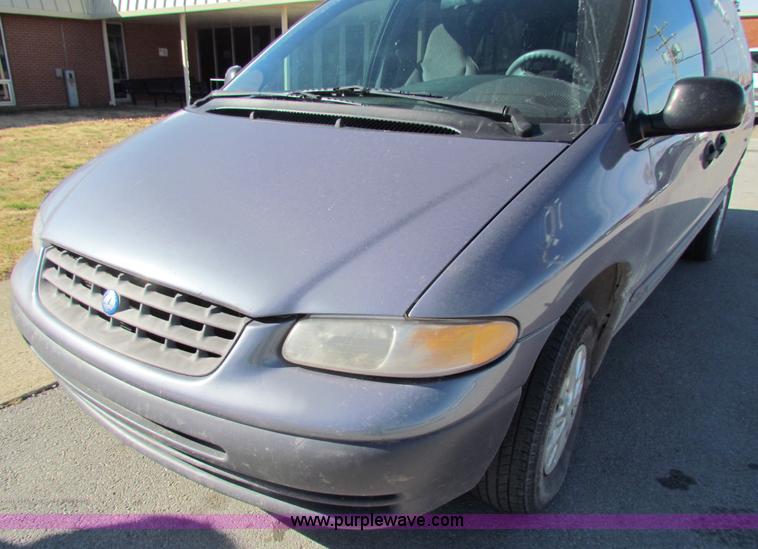 image for item D9171 1998 Plymouth Grand Voyager mini van