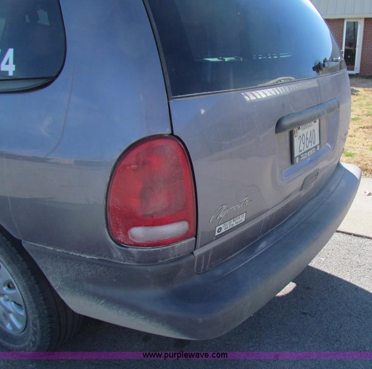 image for item D9171 1998 Plymouth Grand Voyager mini van